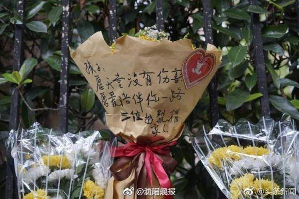 🙈手往哪摸呢？马冬梅坐在克莱腿上 兴奋拆着Labubu礼物🎁